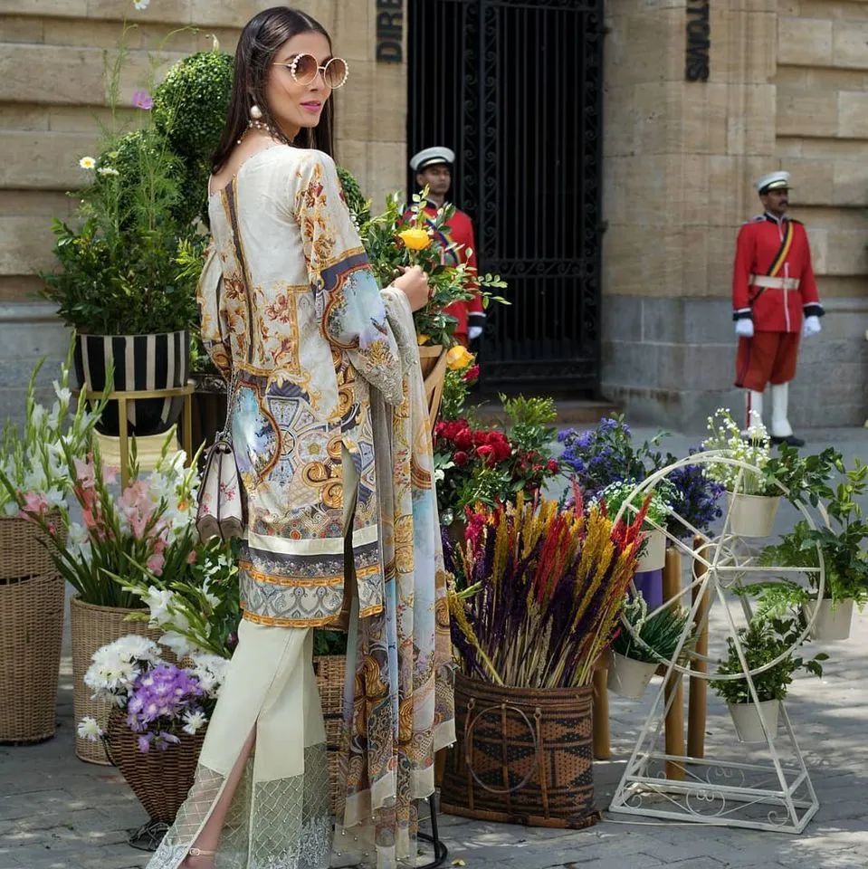 Threads & Motifs Luxury Lawn Collection – Design - 5525