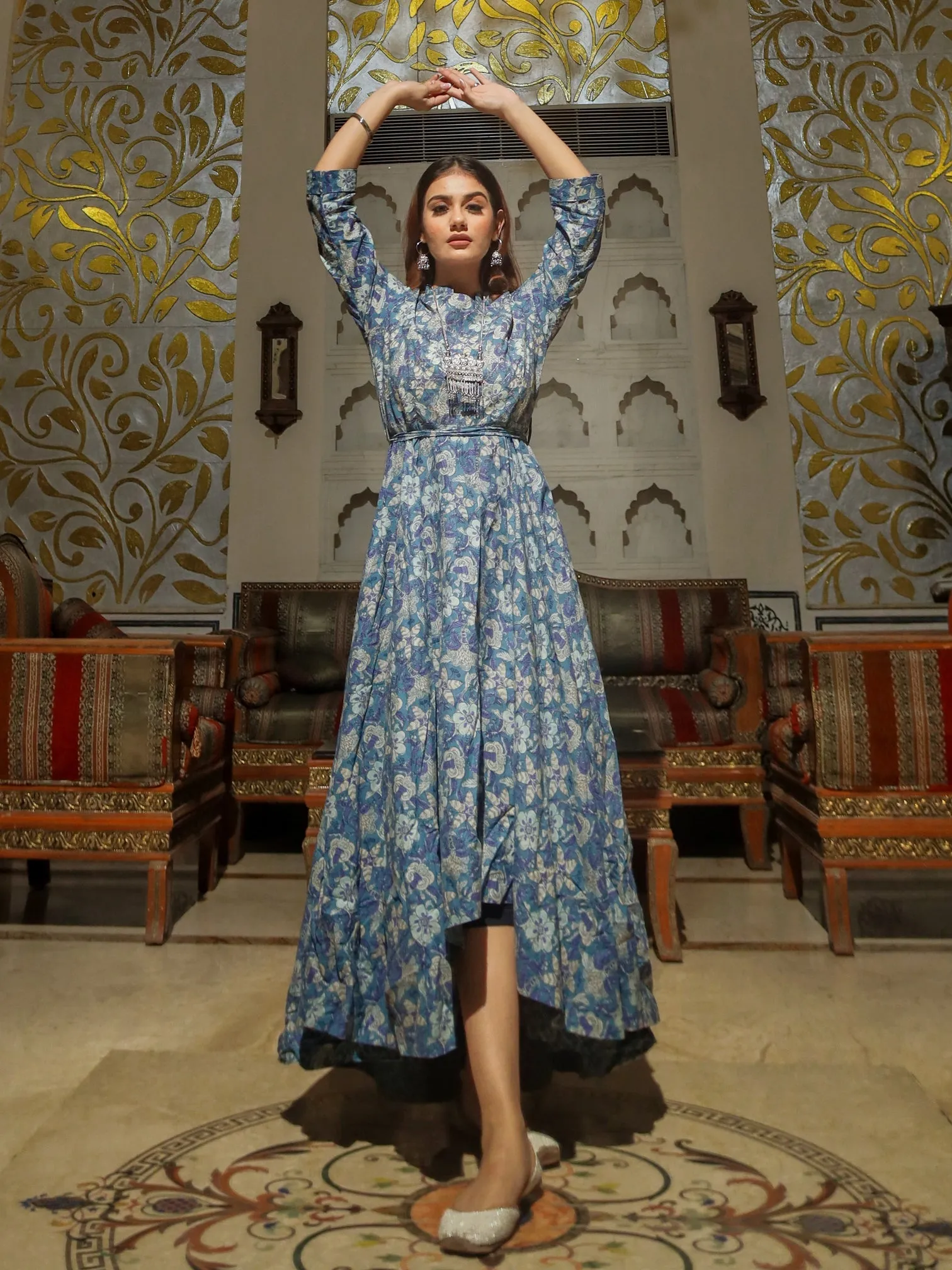 Women Indigo Blue High Low Flared Kurta With Belt
